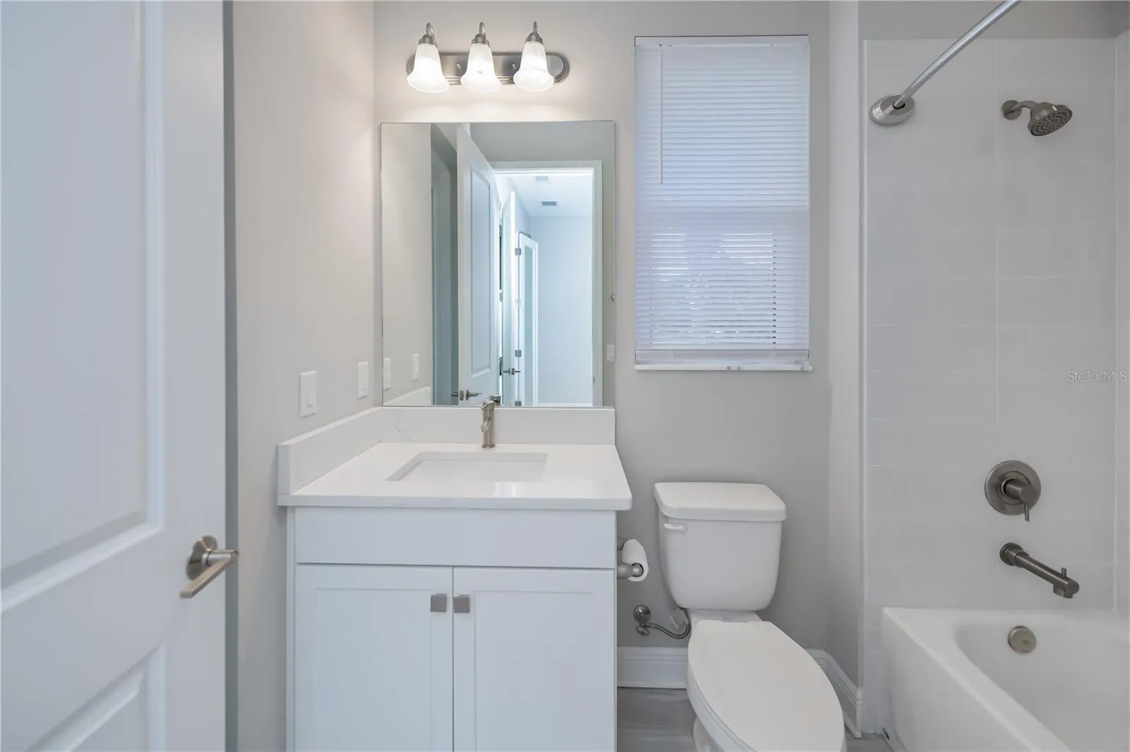 6137 LUNGO LAGO DR
