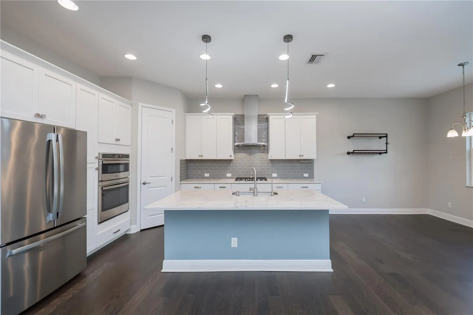 6137 LUNGO LAGO DR