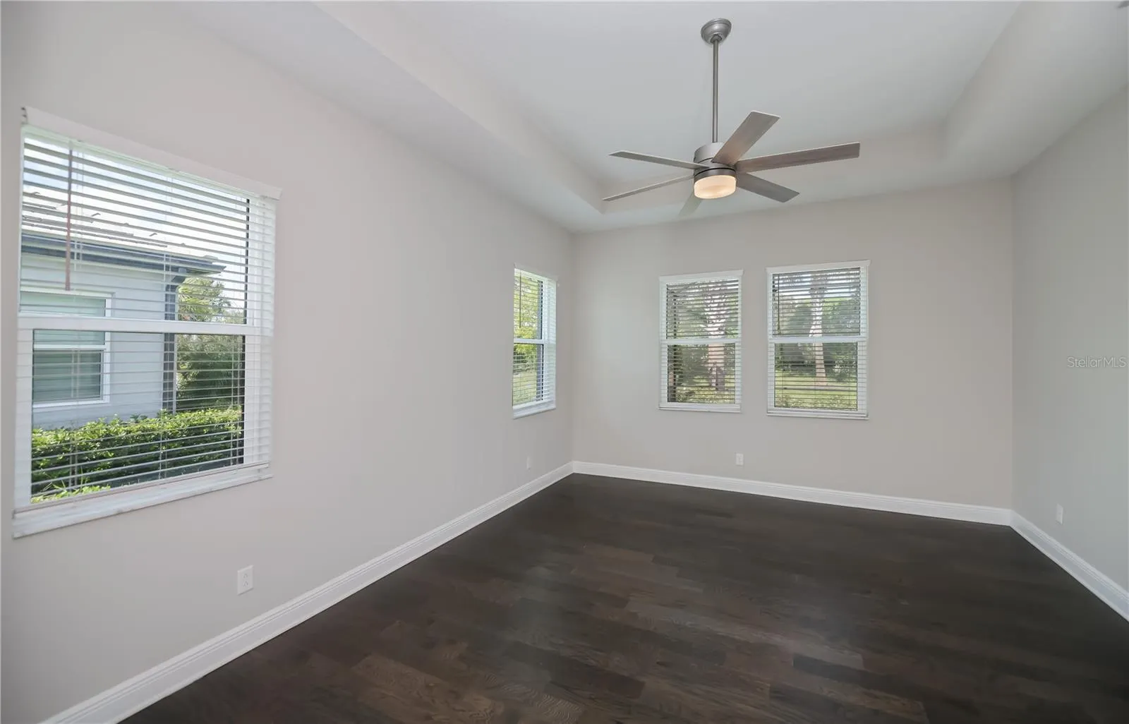 6137 LUNGO LAGO DR
