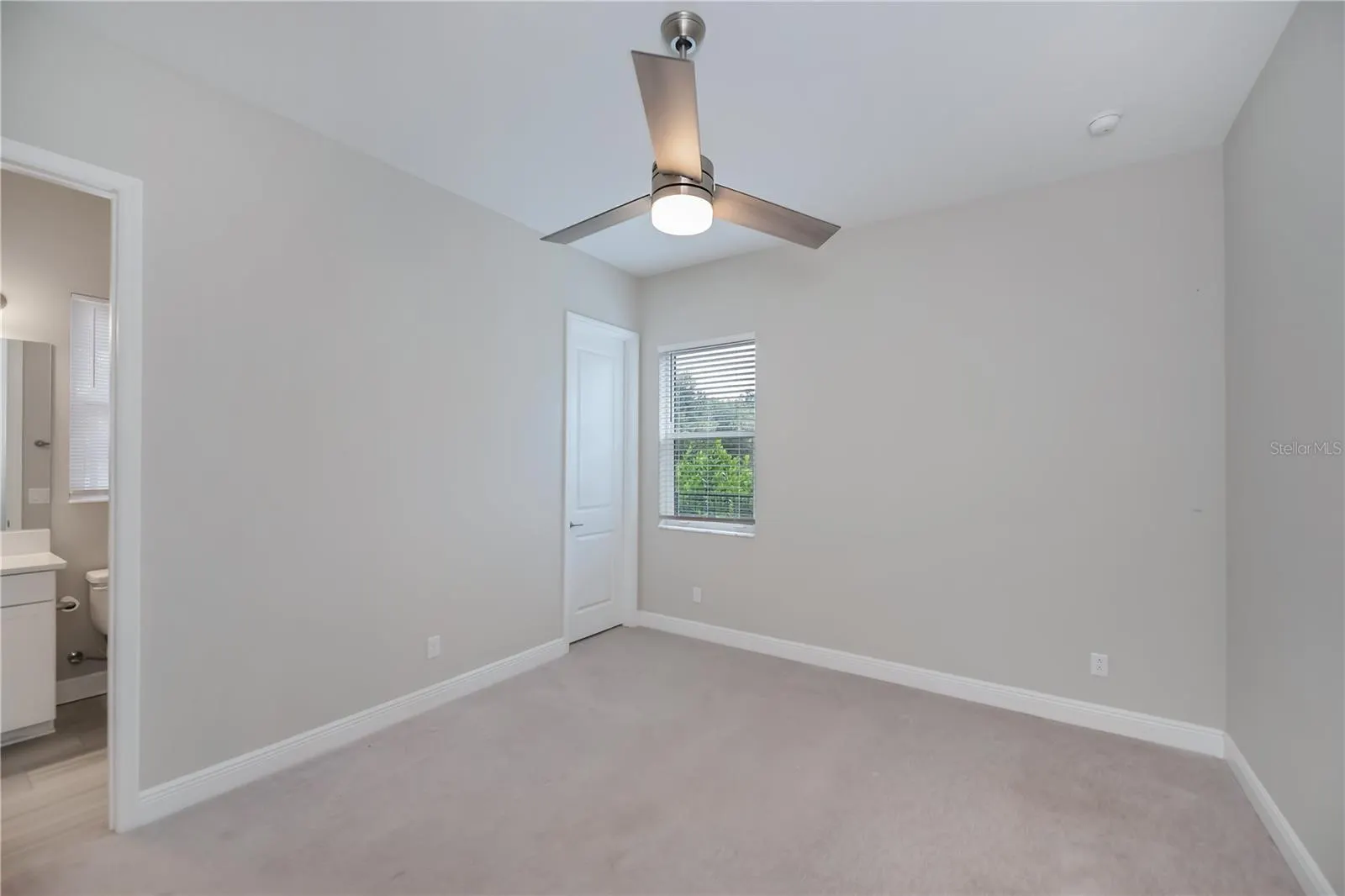 6137 LUNGO LAGO DR
