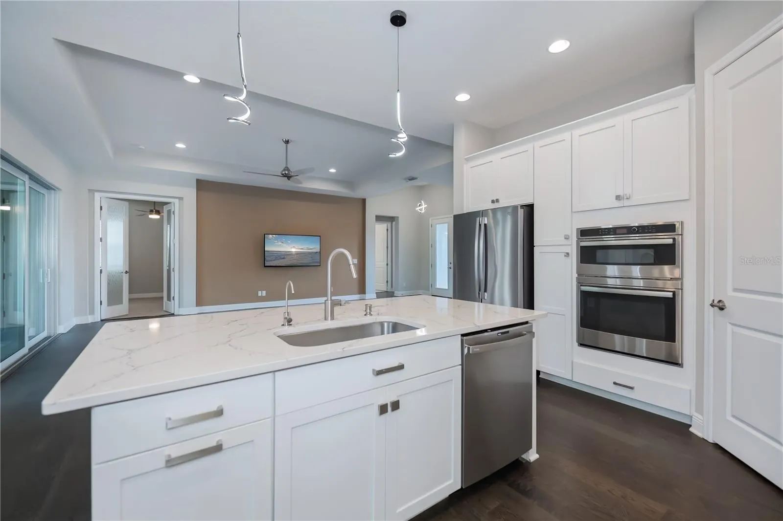 6137 LUNGO LAGO DR