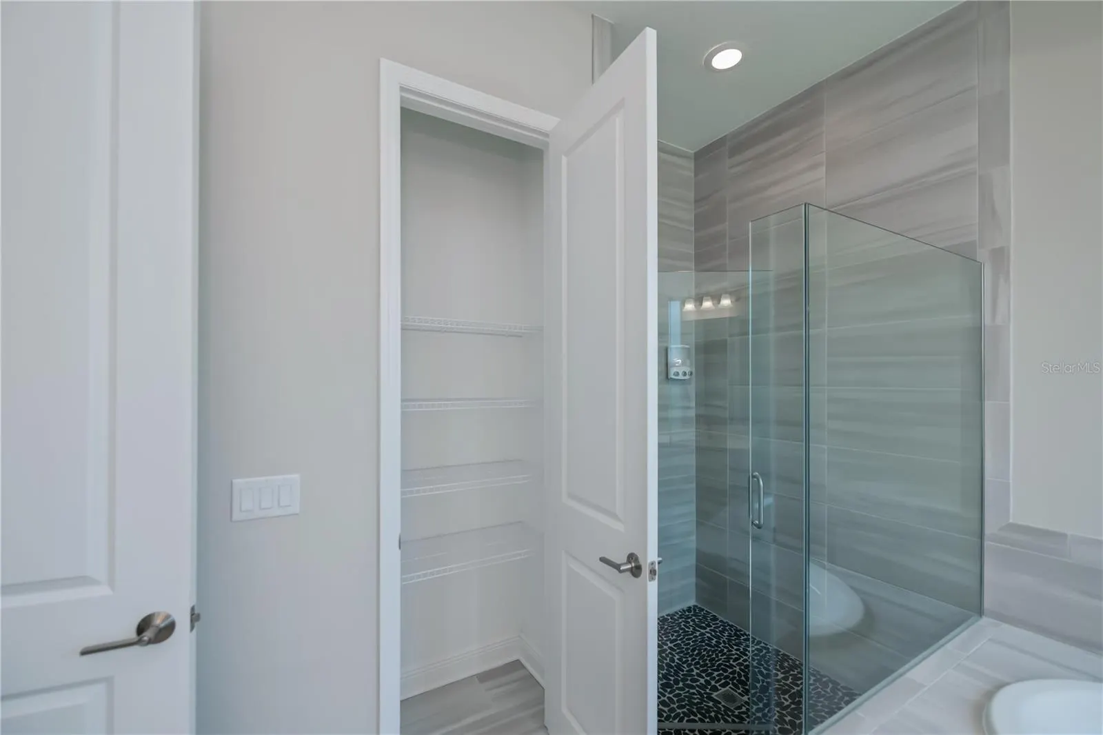 6137 LUNGO LAGO DR