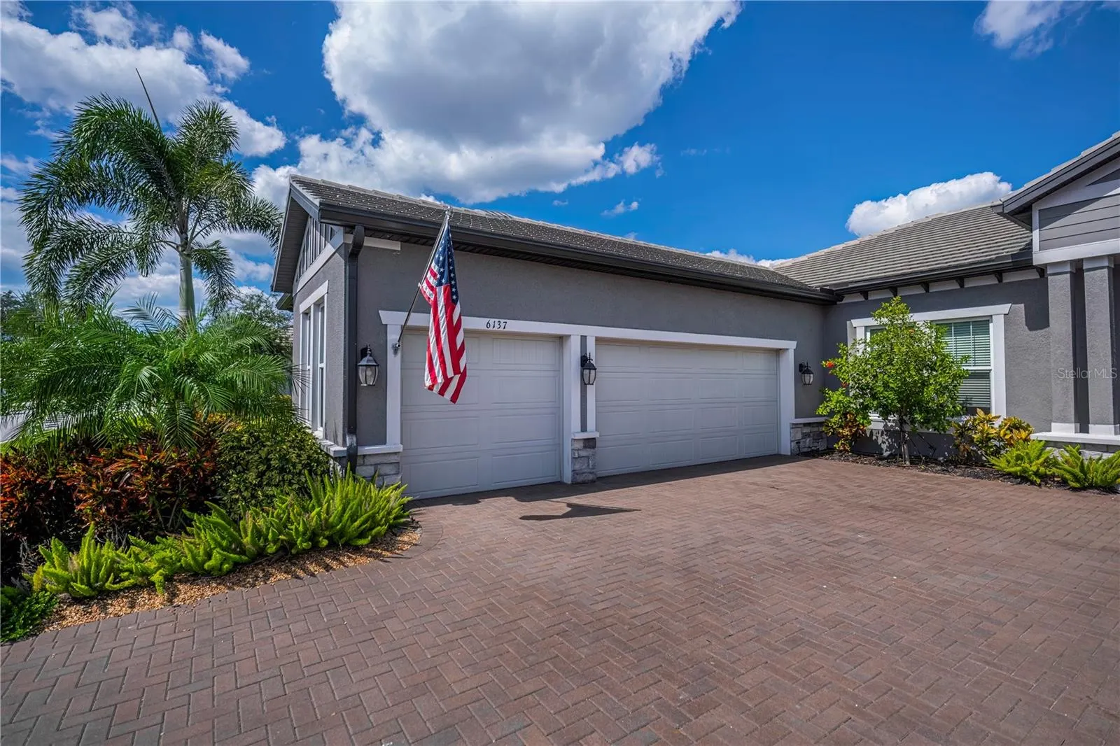 6137 LUNGO LAGO DR