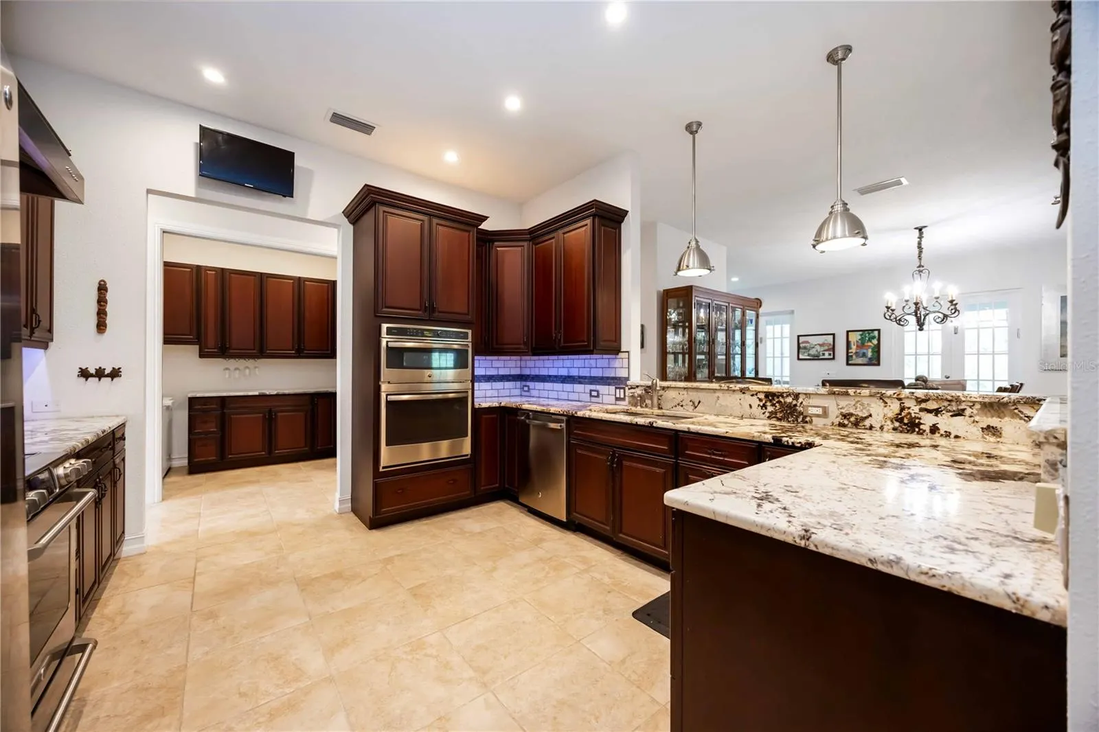 3674 ROSLYN RD