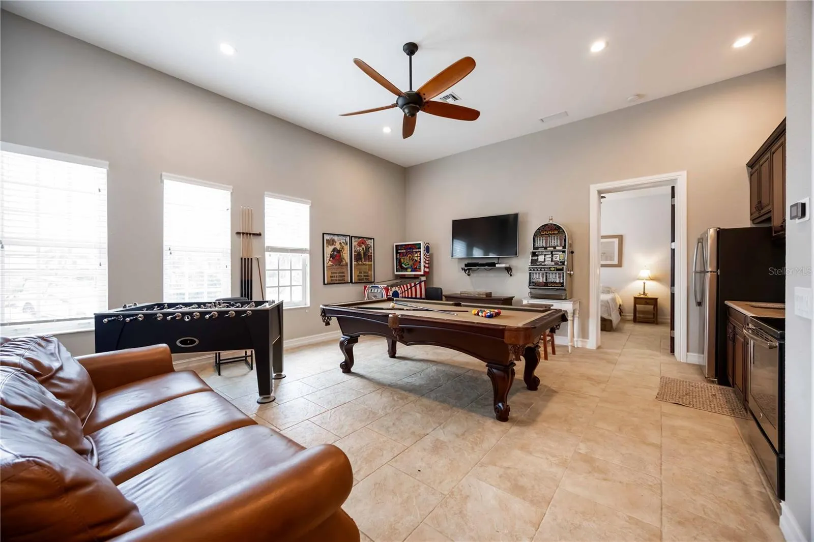 3674 ROSLYN RD