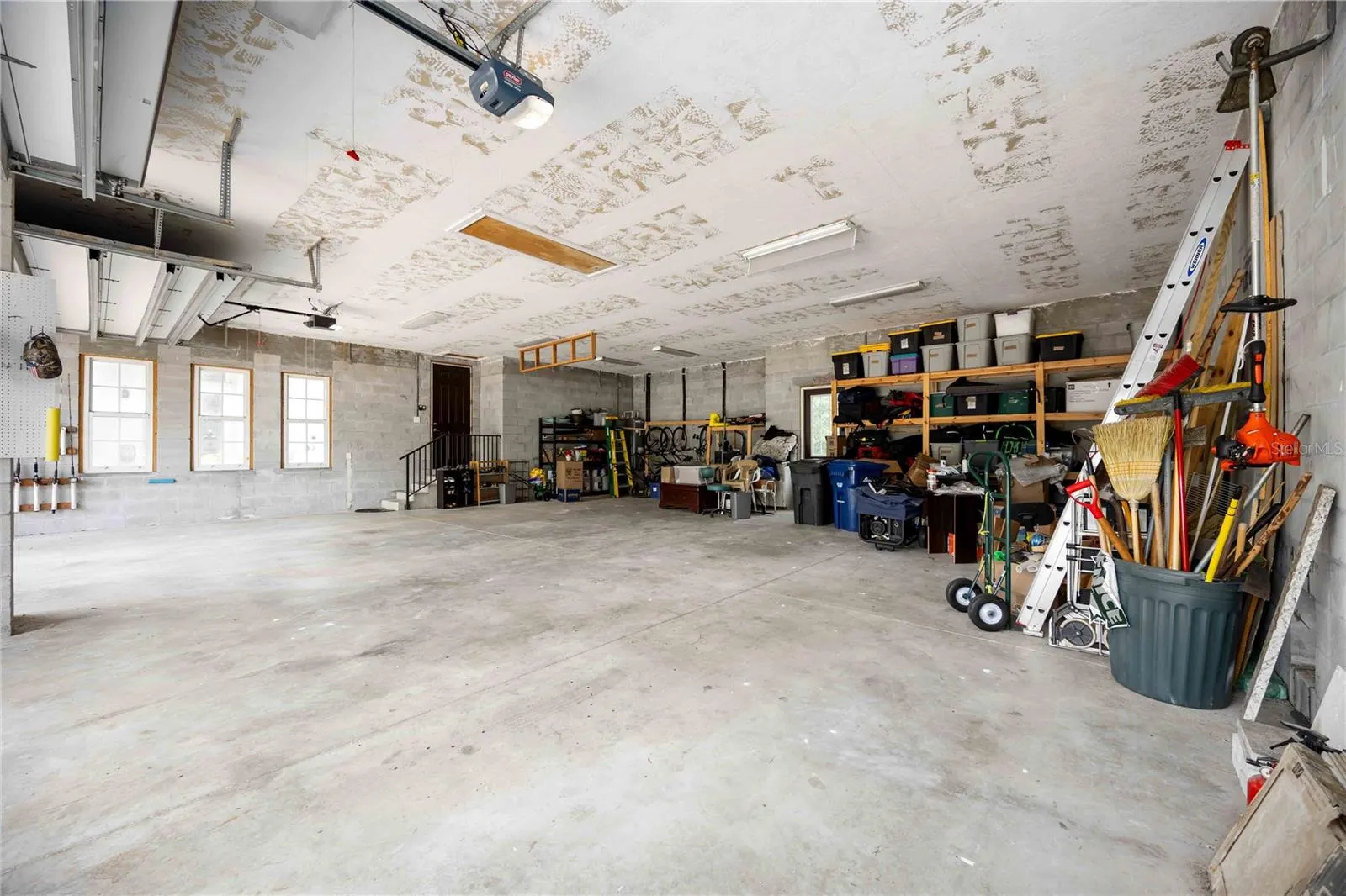 3674 ROSLYN RD
