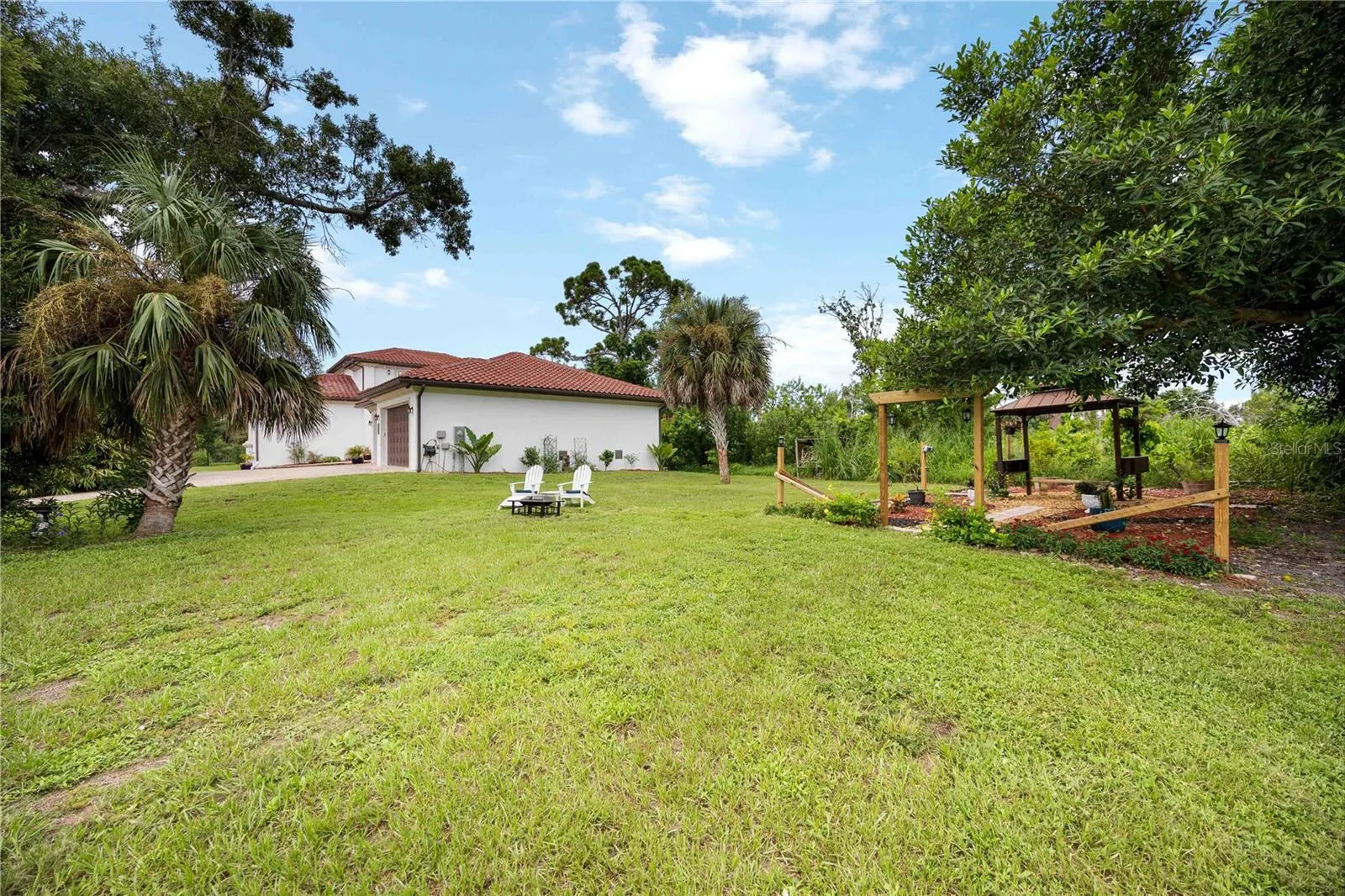 3674 ROSLYN RD