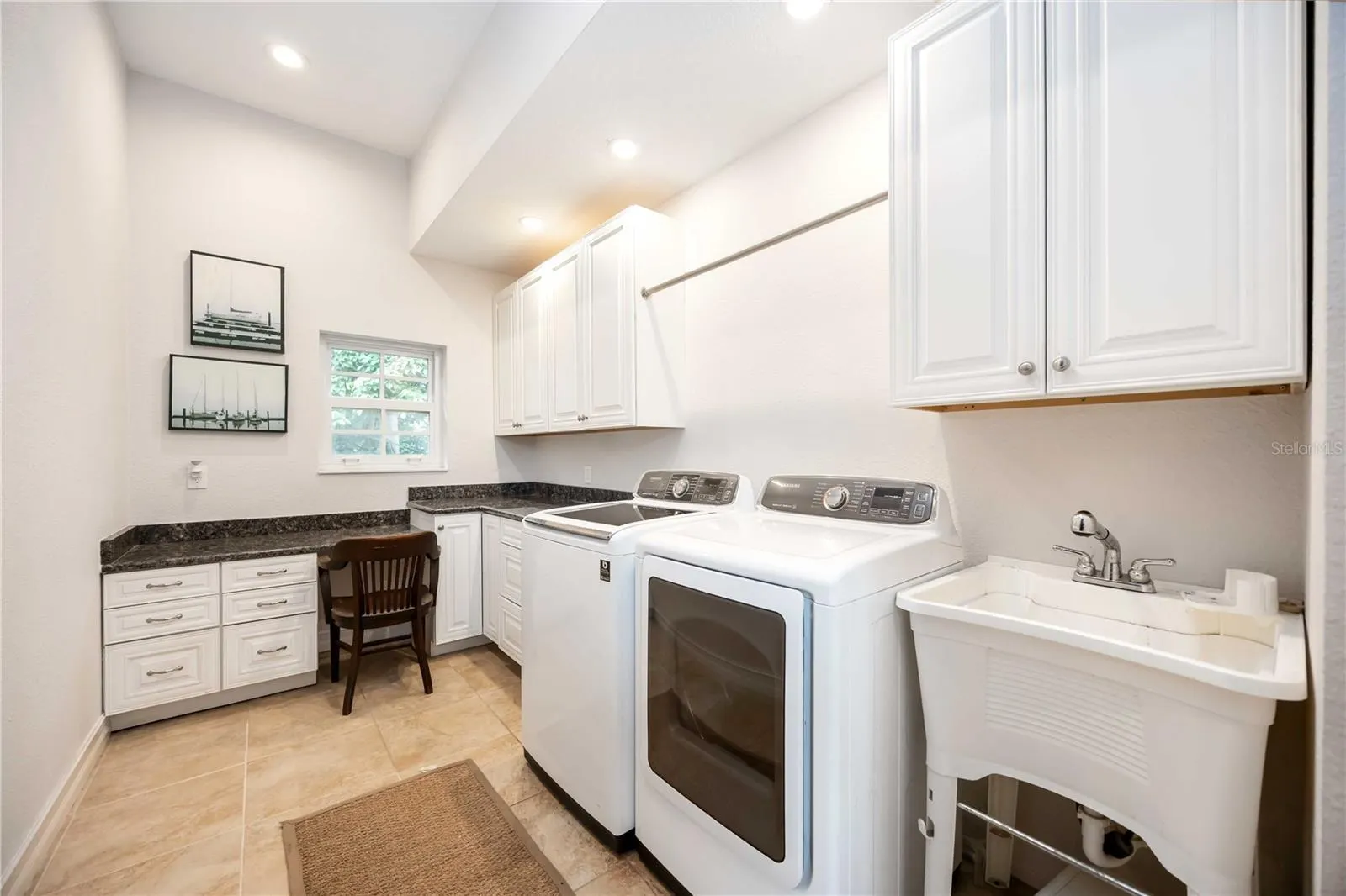 3674 ROSLYN RD