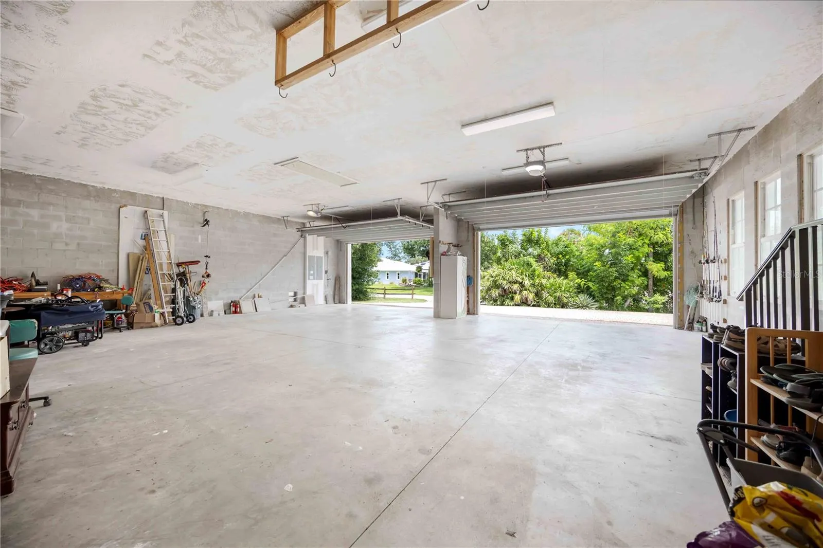 3674 ROSLYN RD