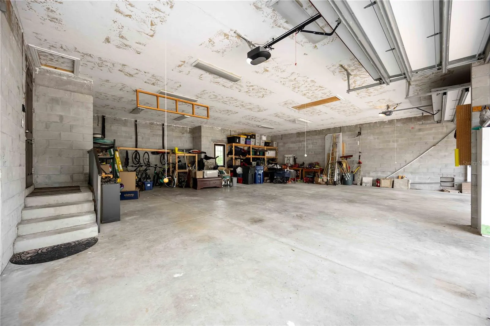 3674 ROSLYN RD