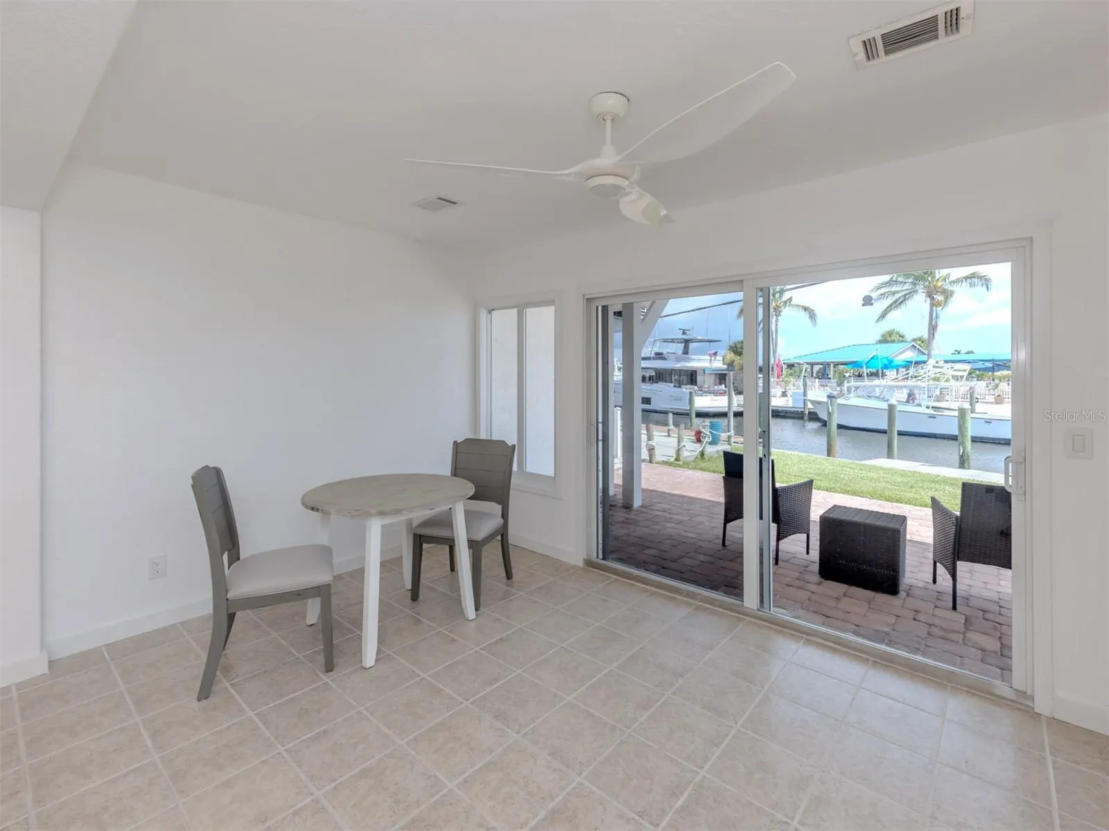 853 WHITE CAP CIR #18, #18