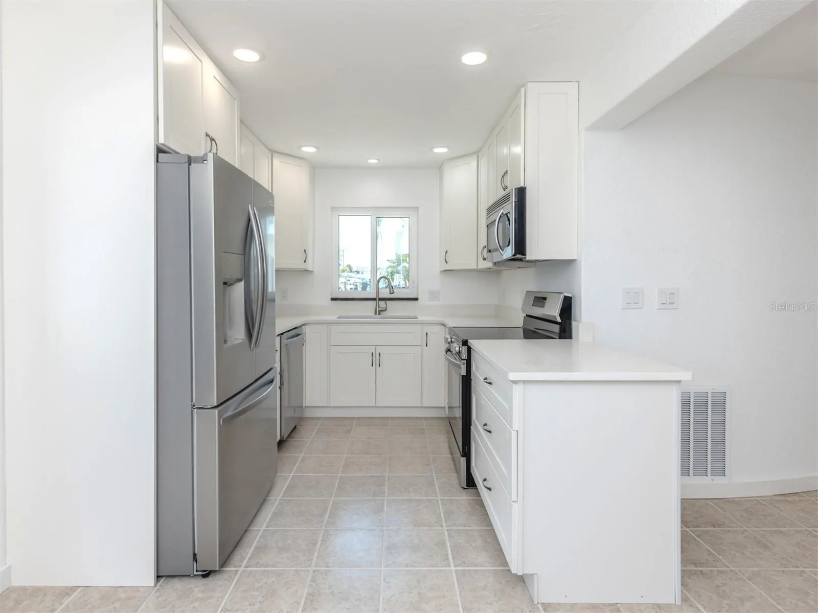 853 WHITE CAP CIR #18, #18