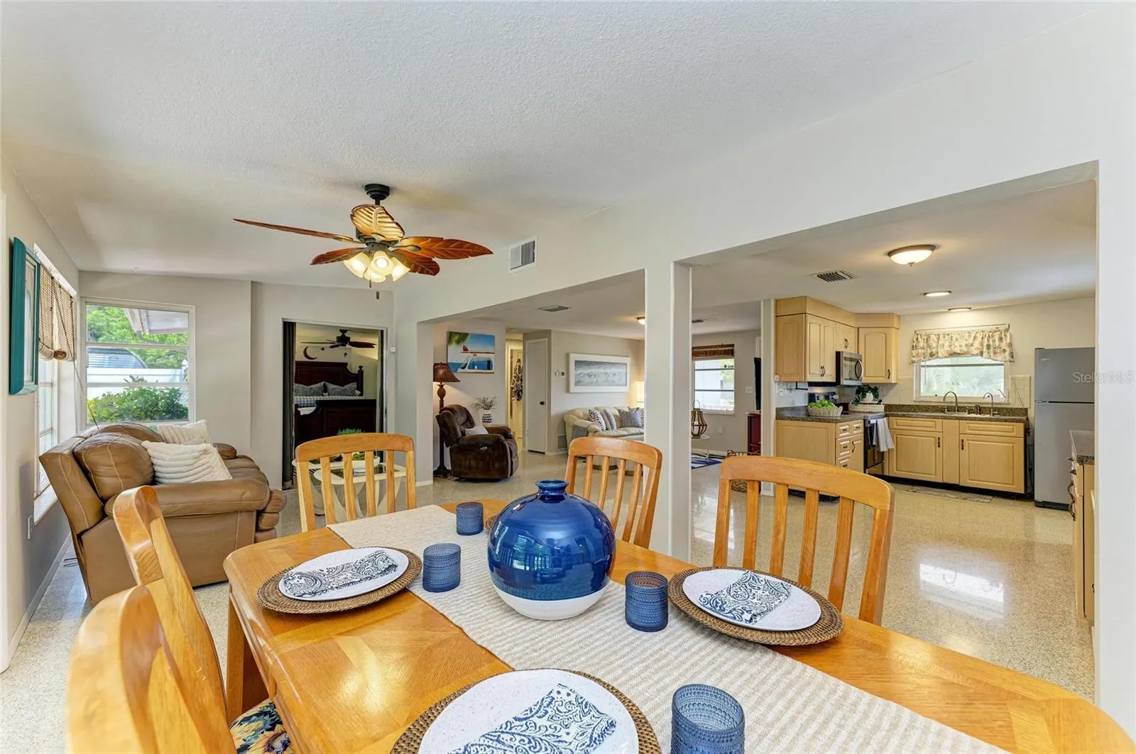564 W SEMINOLE DR