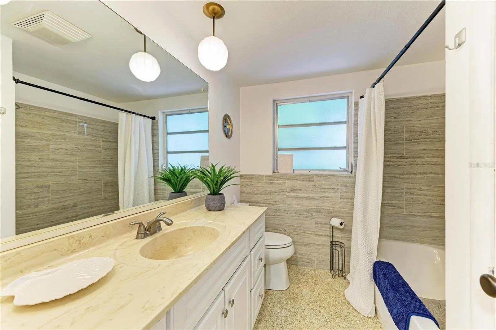 564 W SEMINOLE DR