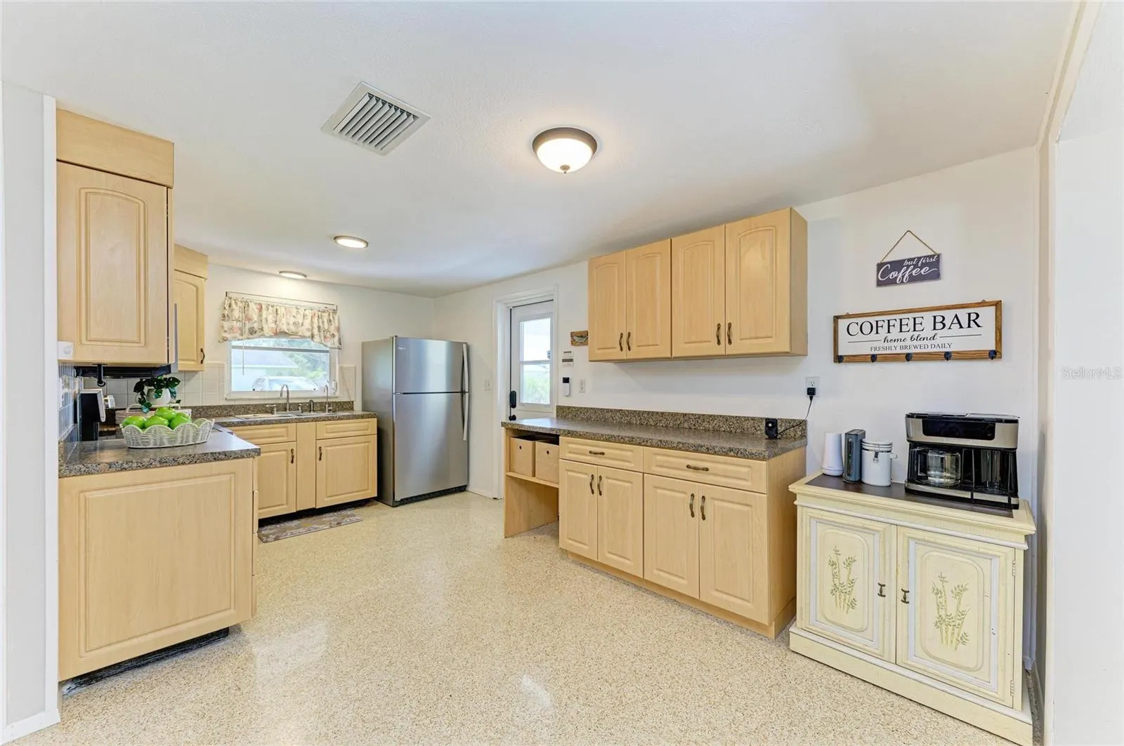 564 W SEMINOLE DR