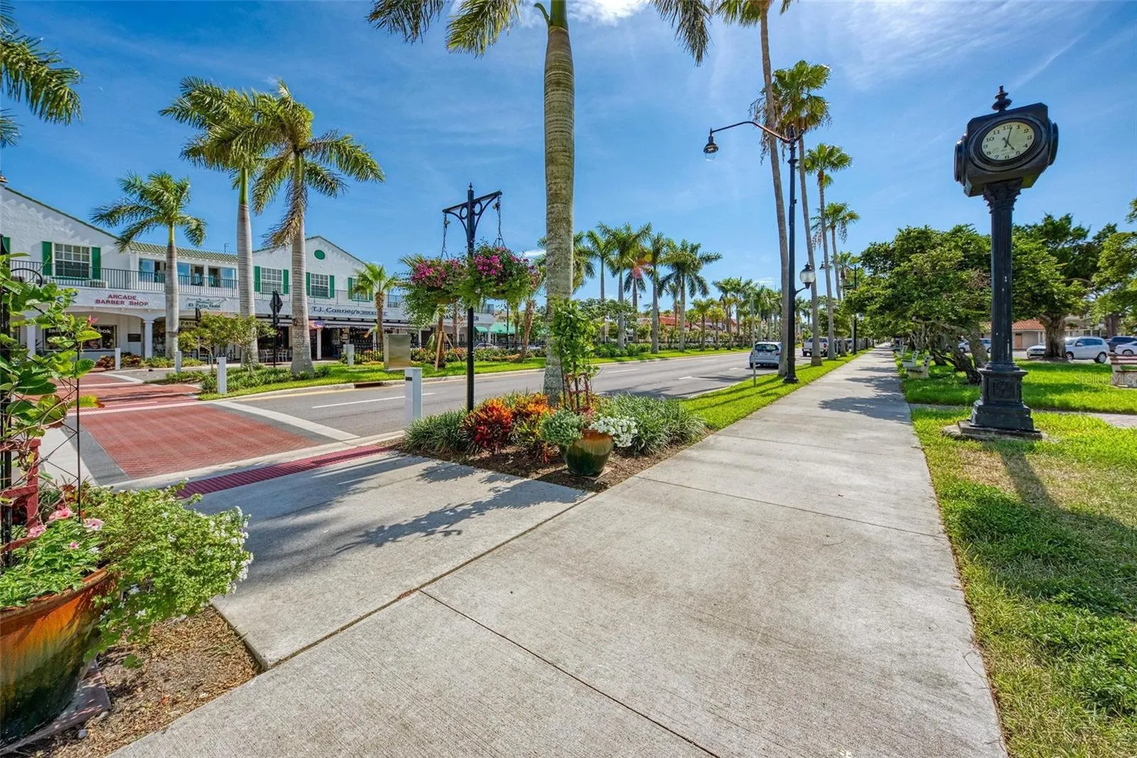 564 W SEMINOLE DR