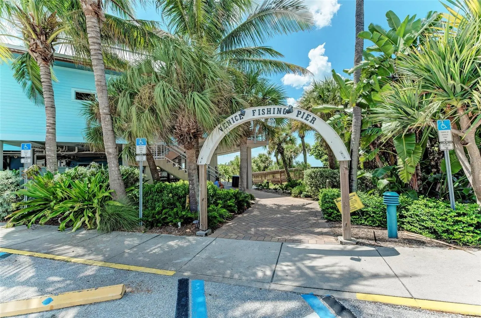 564 W SEMINOLE DR