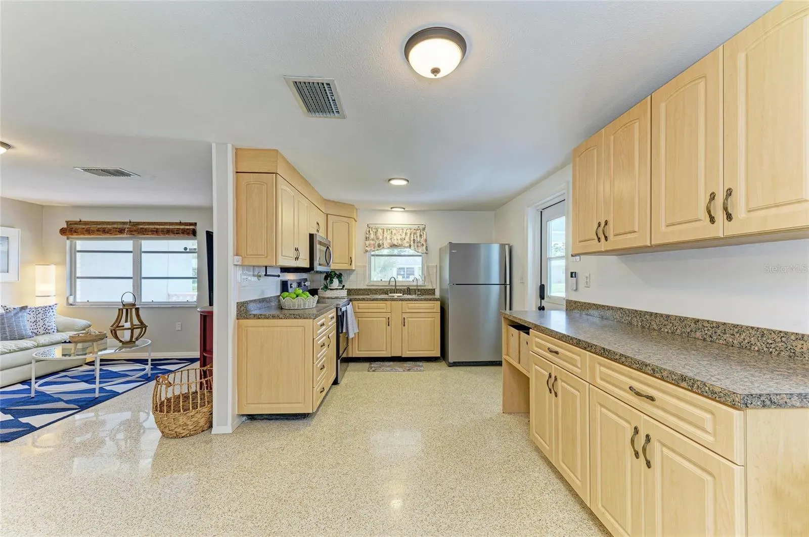 564 W SEMINOLE DR