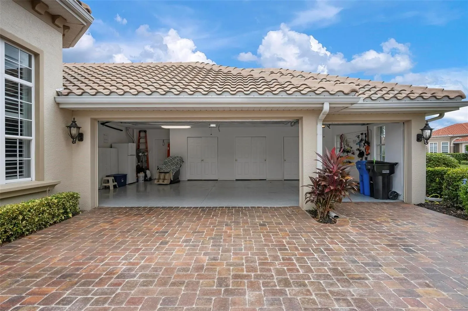 225 PESARO DR