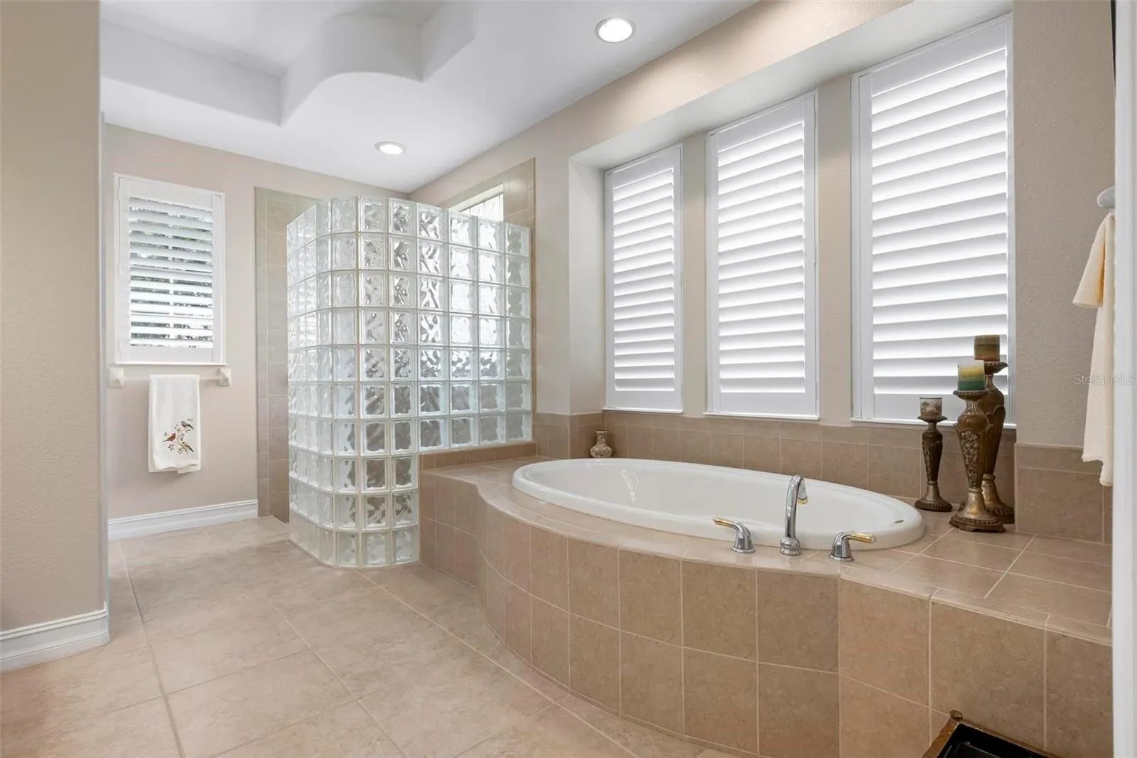 225 PESARO DR