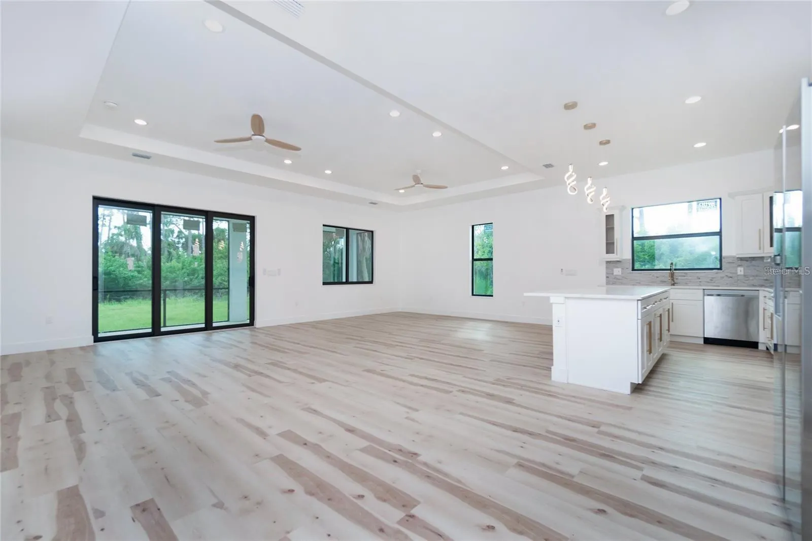 289 ALBATROSS RD