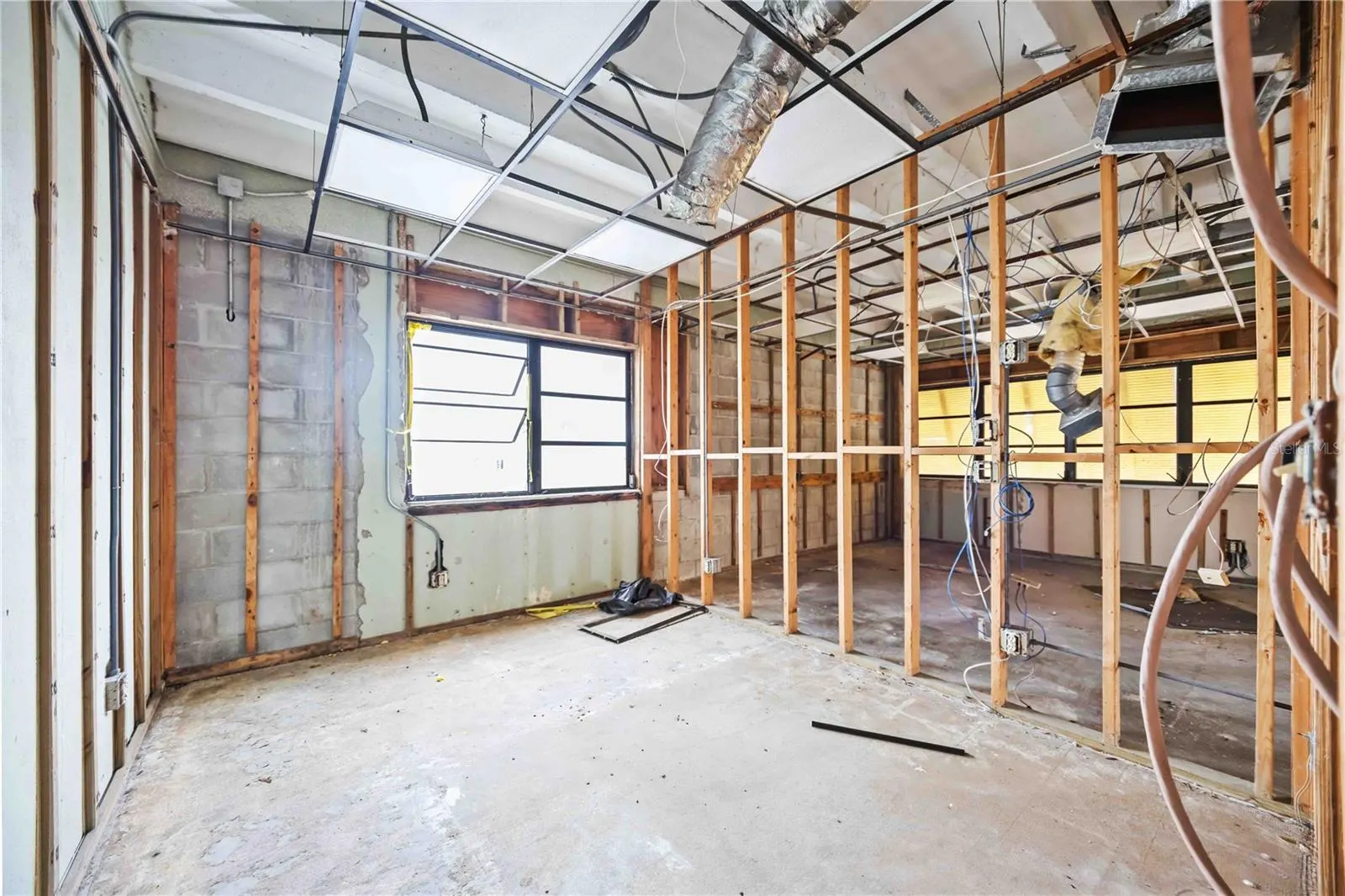 214 MIAMI AVE E