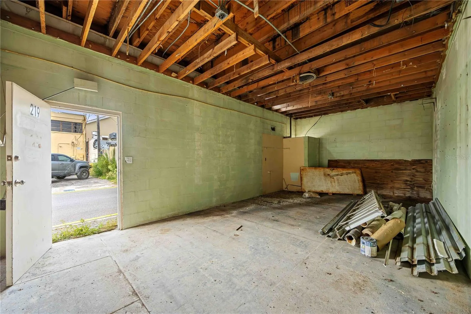 219 W VENICE AVE
