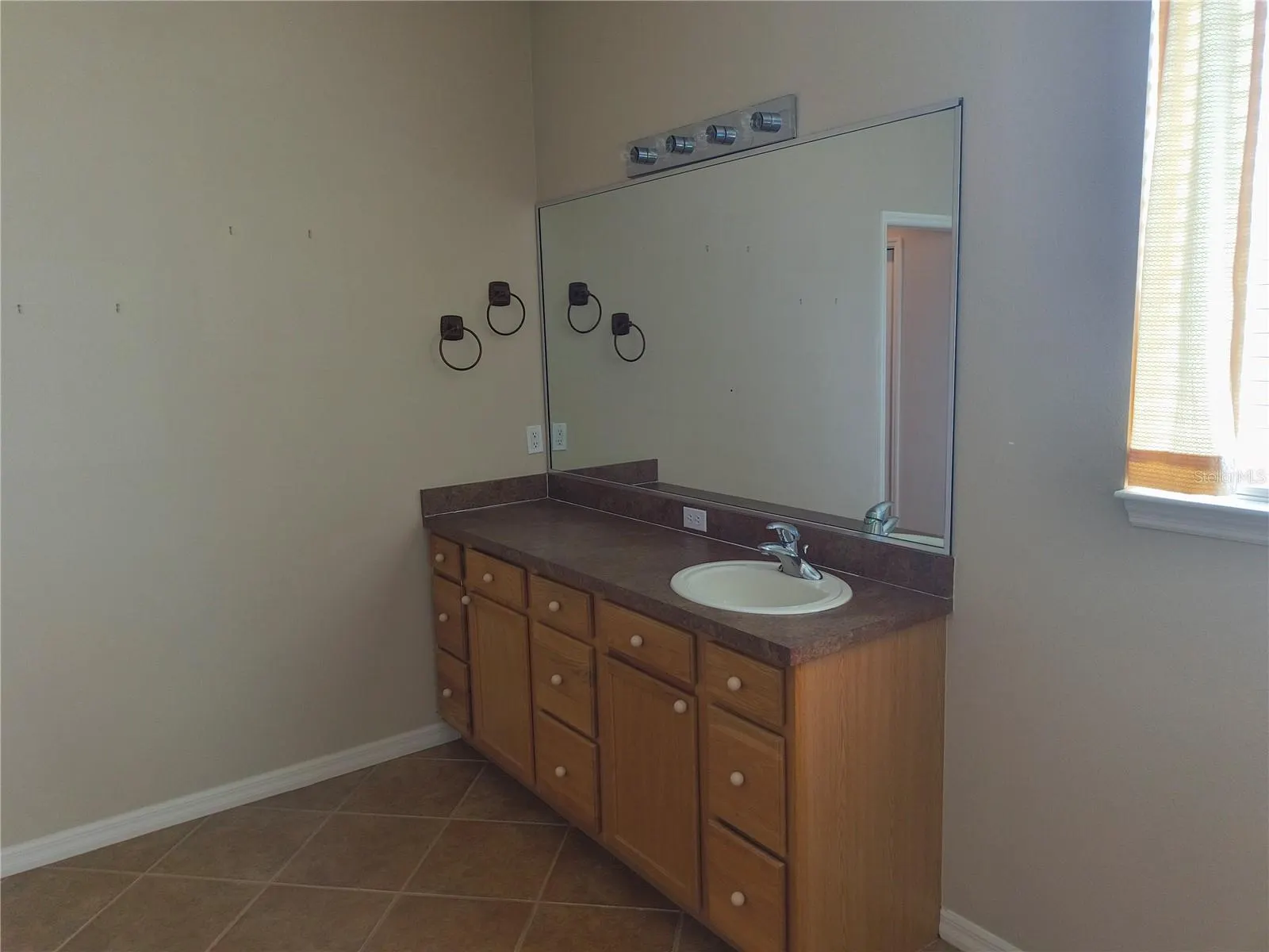214 LAKE VICTORIA CT
