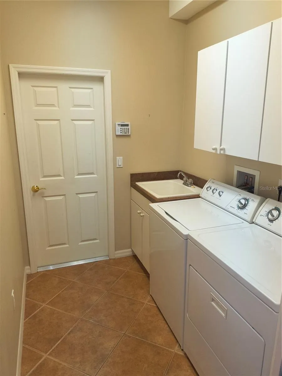 214 LAKE VICTORIA CT