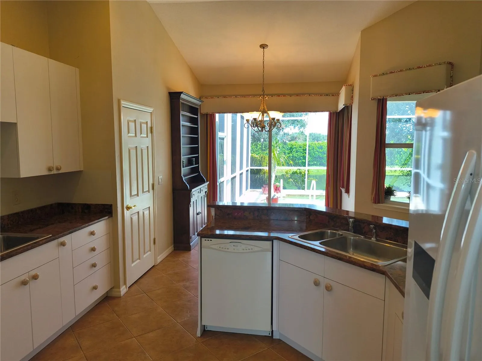 214 LAKE VICTORIA CT