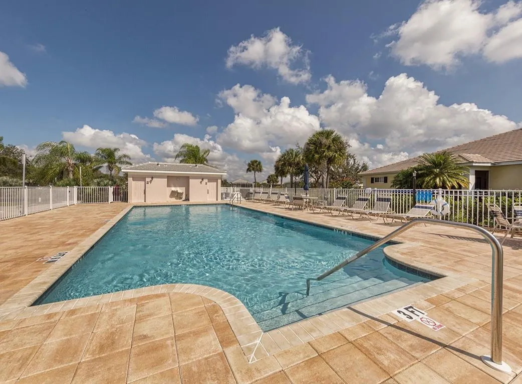 1537 MONARCH DR