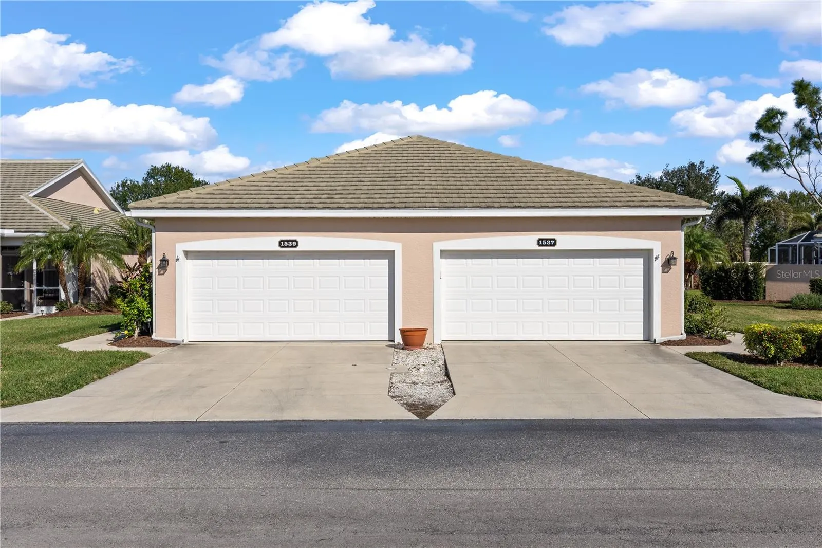 1537 MONARCH DR