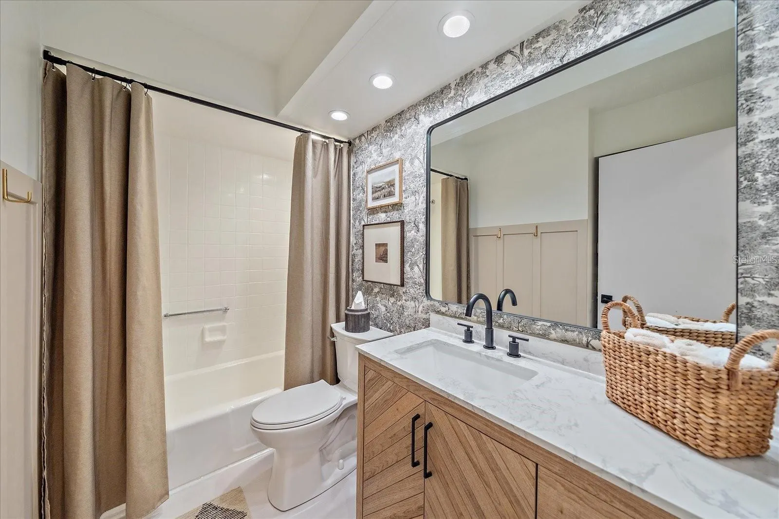 1211 CAPRI ISLES BLVD #6, #6