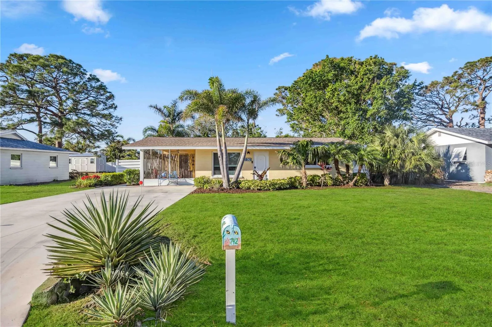 742 GOLF DR