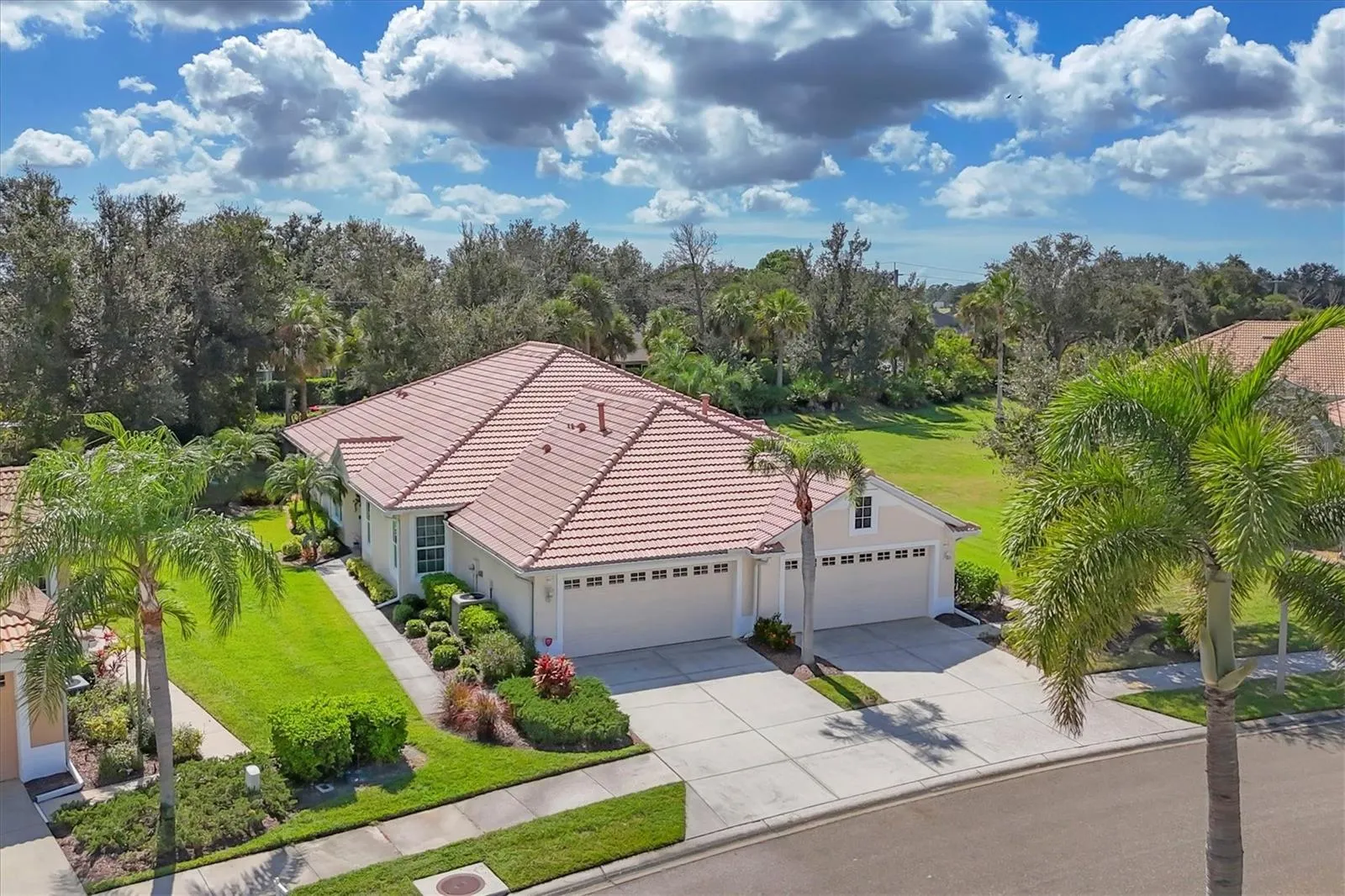 4827 WHISPERING OAKS DR
