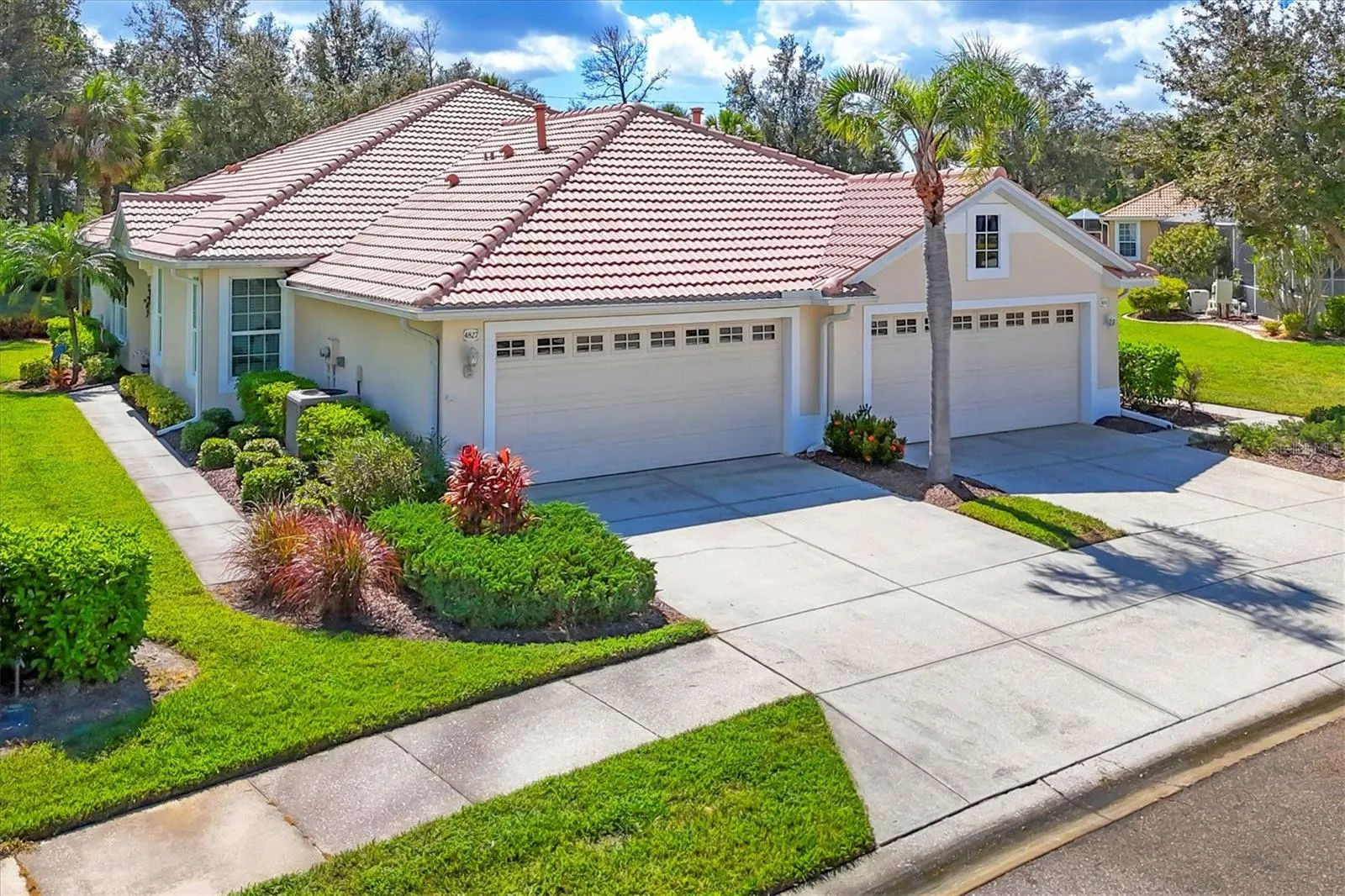 4827 WHISPERING OAKS DR