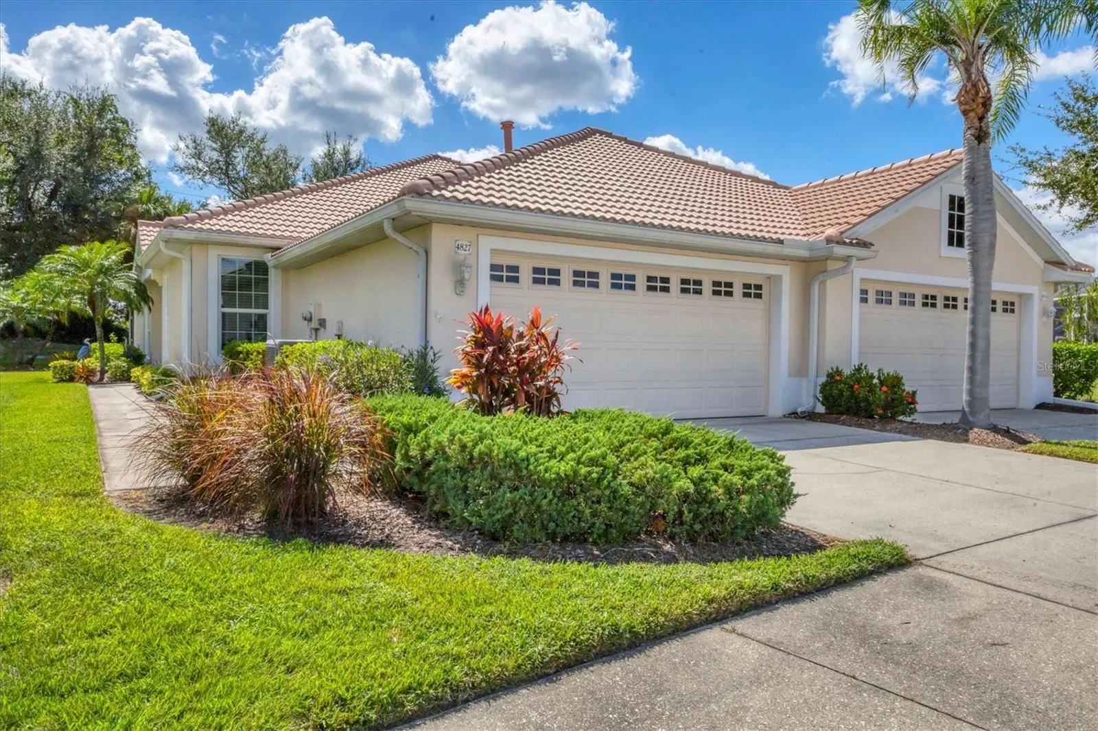 4827 WHISPERING OAKS DR
