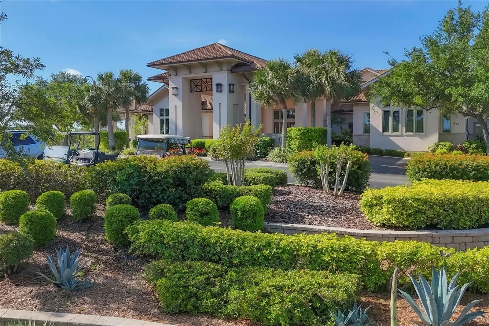 4827 WHISPERING OAKS DR