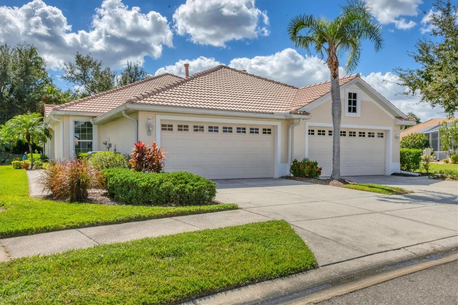 4827 WHISPERING OAKS DR