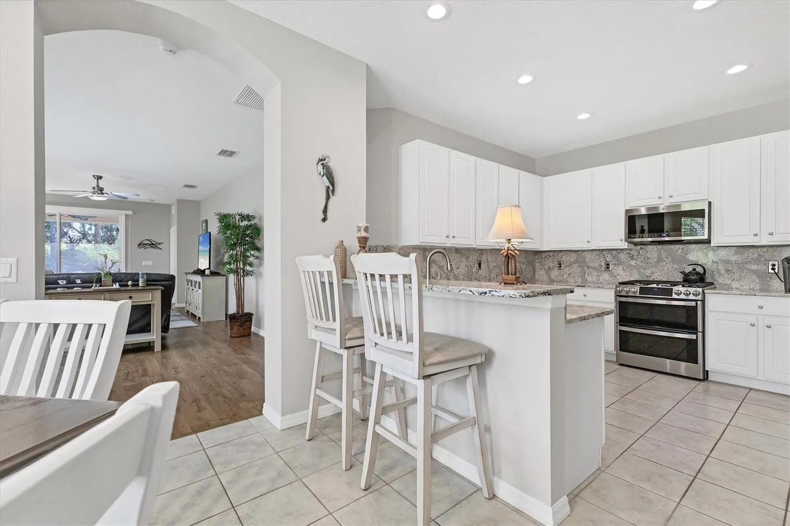 4827 WHISPERING OAKS DR