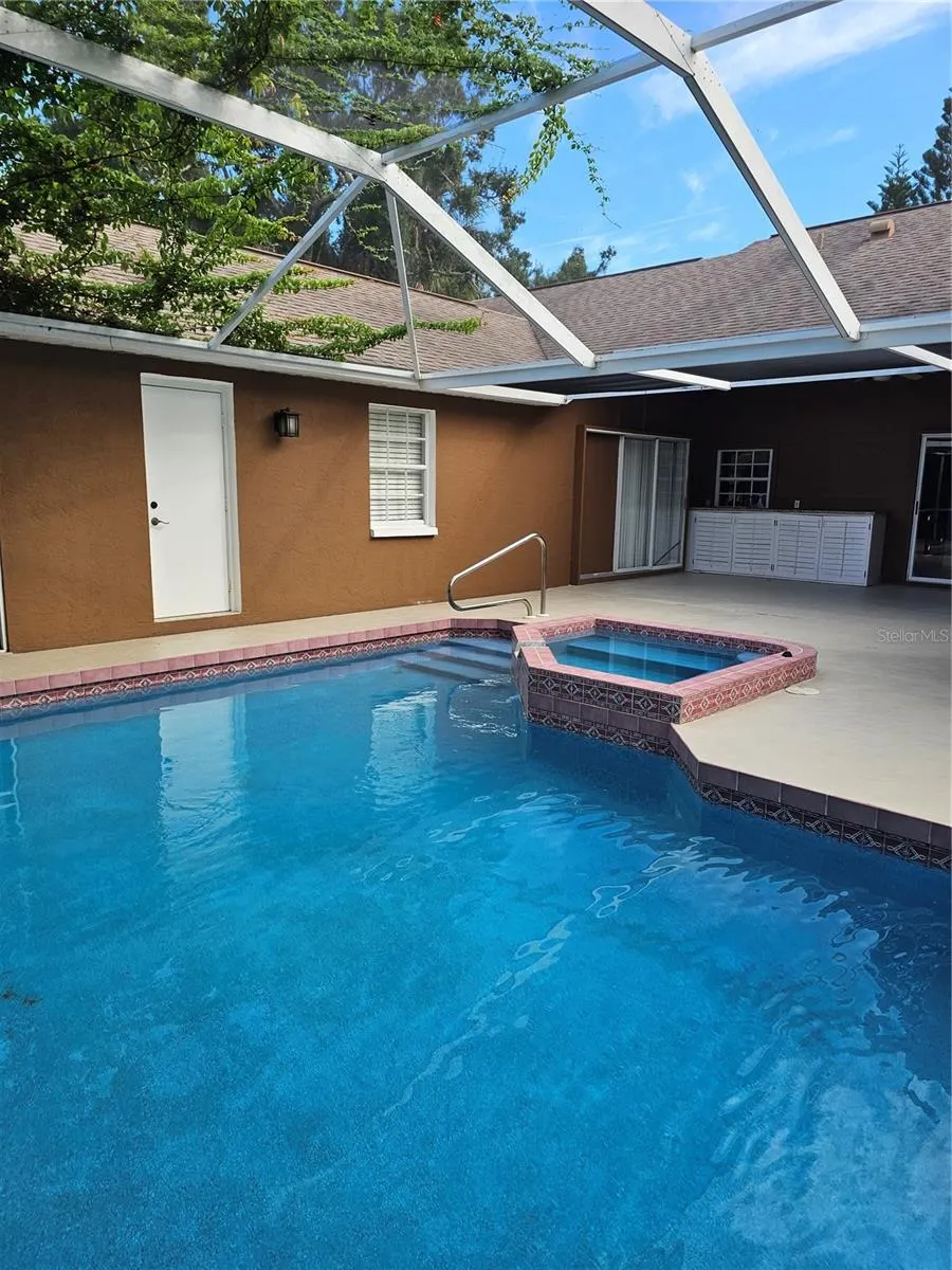 417 LAKE OF THE WOODS DR