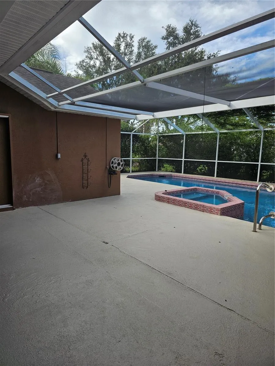 417 LAKE OF THE WOODS DR