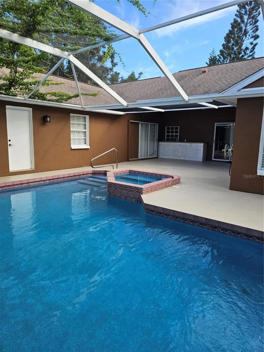 417 LAKE OF THE WOODS DR