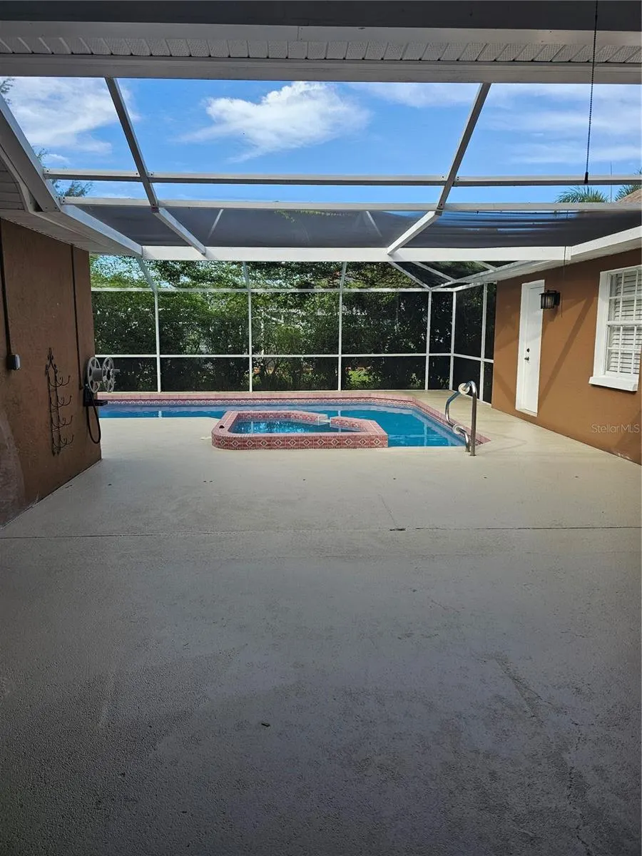 417 LAKE OF THE WOODS DR