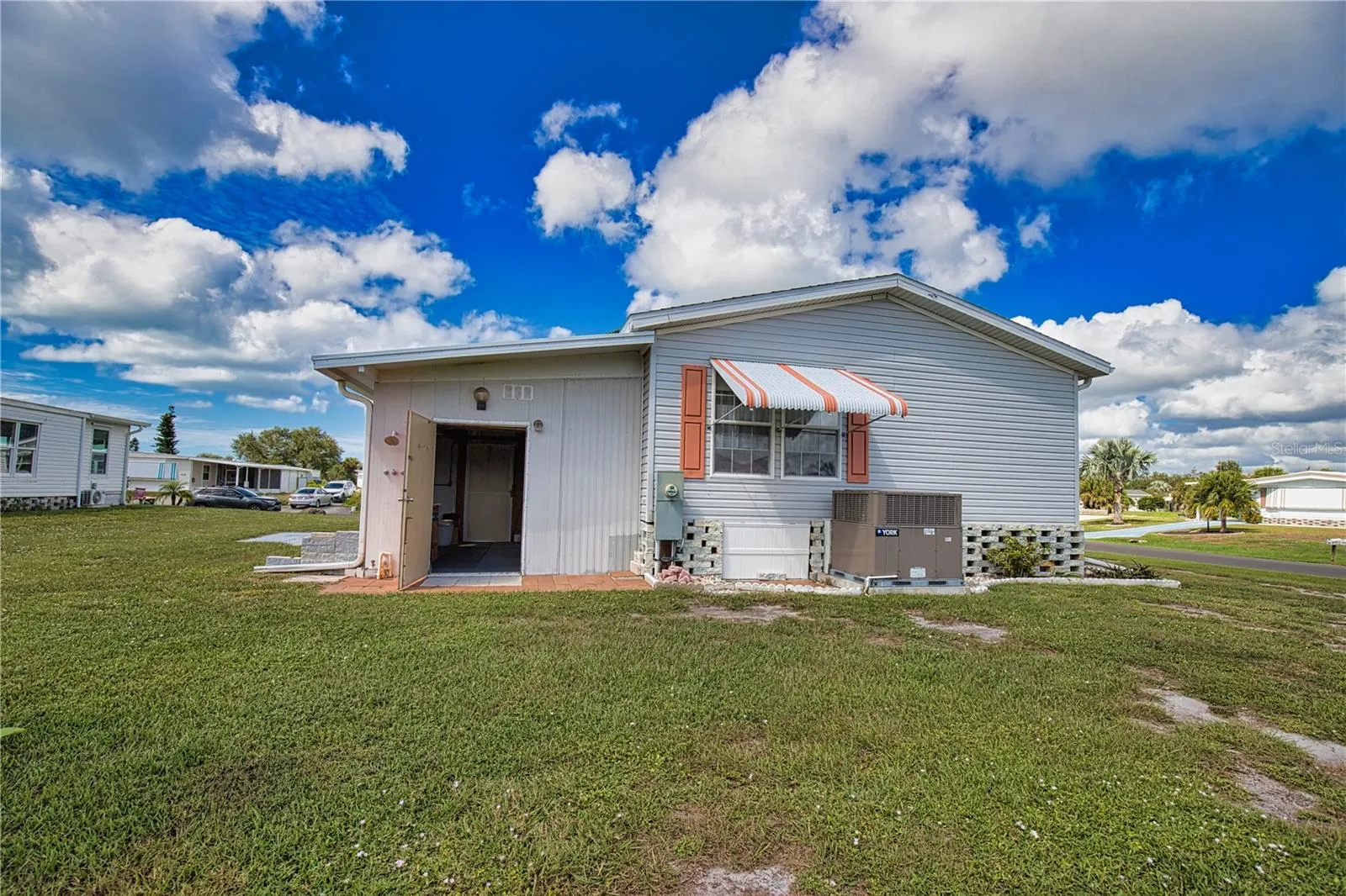 1555 SANDERLING DR
