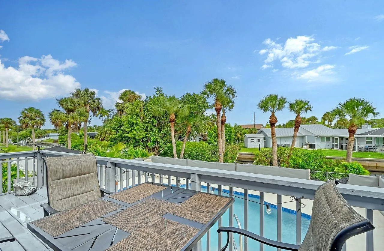 6 COVE LN