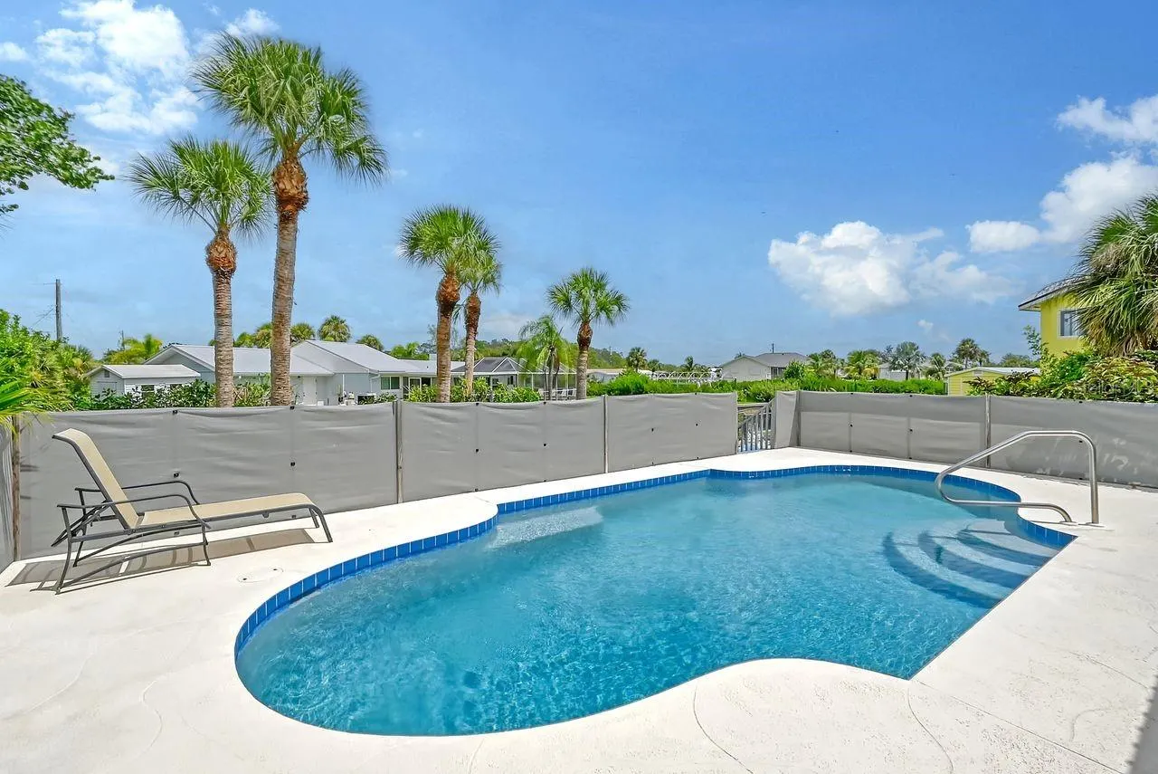 6 COVE LN