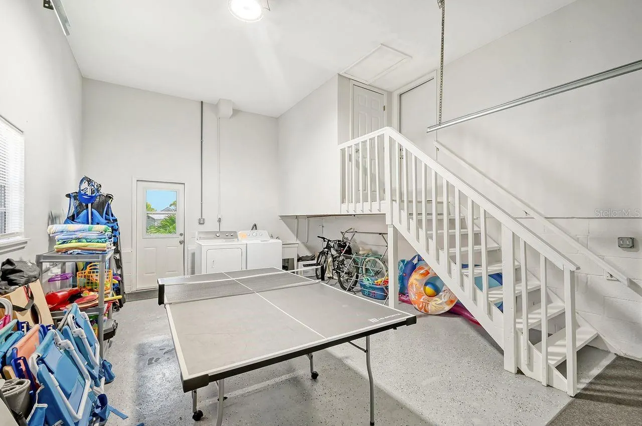 6 COVE LN