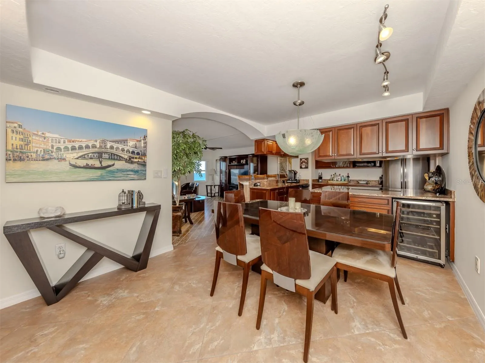 1150 TARPON CENTER DR #608 (6-H), #608 (6-H)