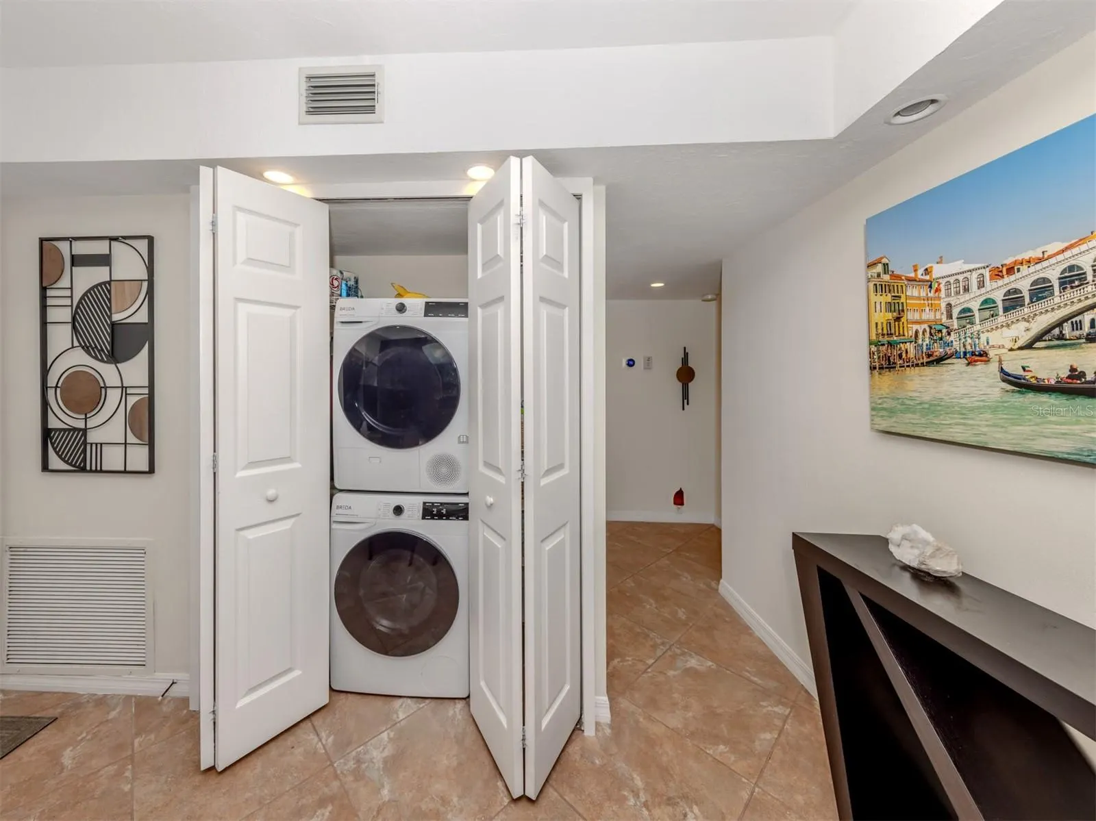 1150 TARPON CENTER DR #608 (6-H), #608 (6-H)